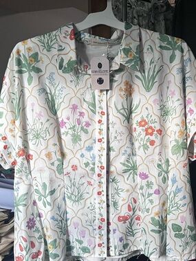 Short-Sleeved Button Down Blouse - Garden/Floral Design
